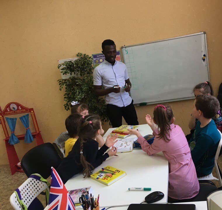 Детей обучает носитель английского языка